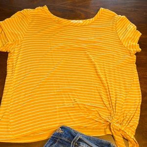 Side tie tee 💛